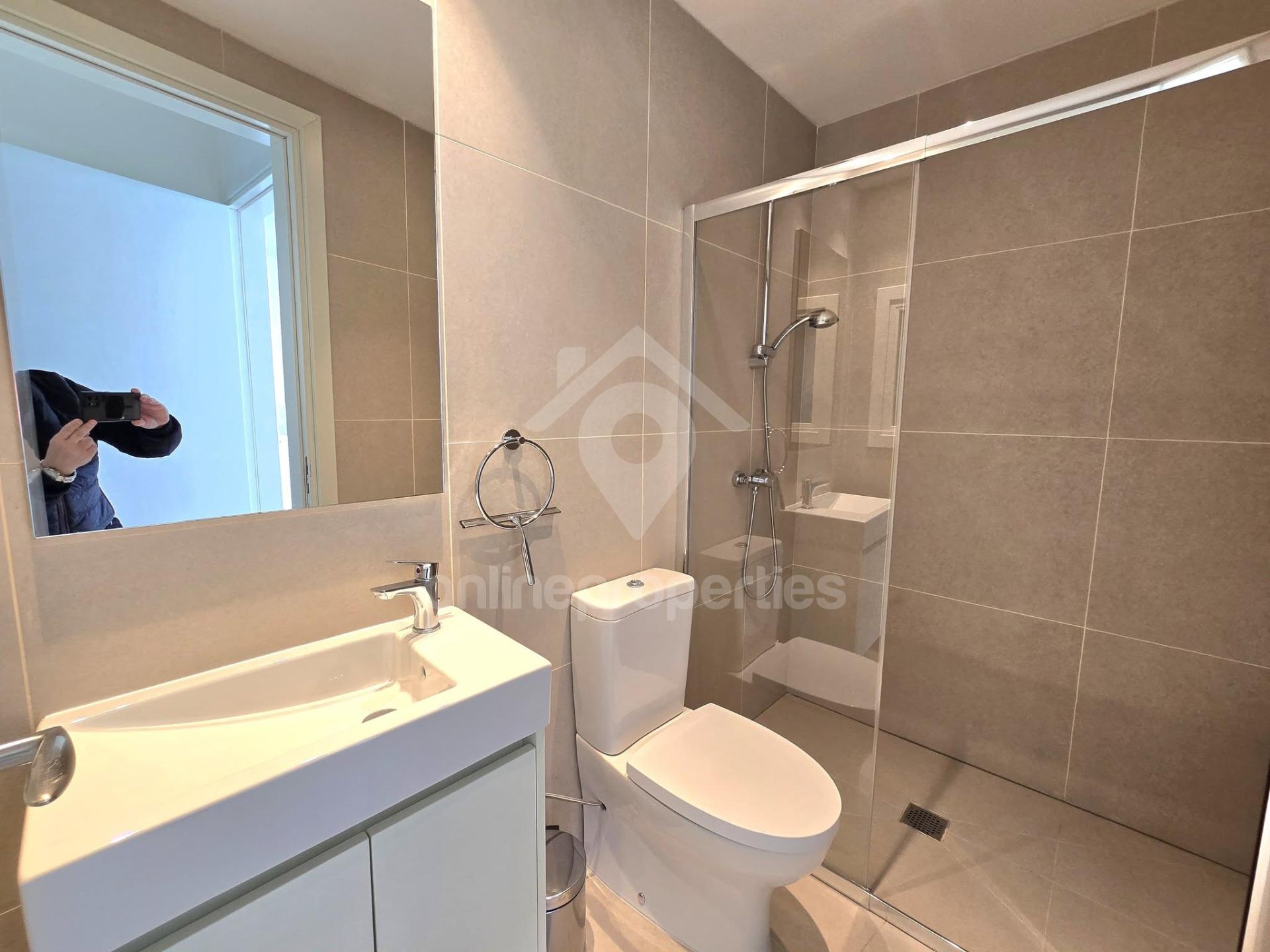 To change image, hover mouse over thumbnails below