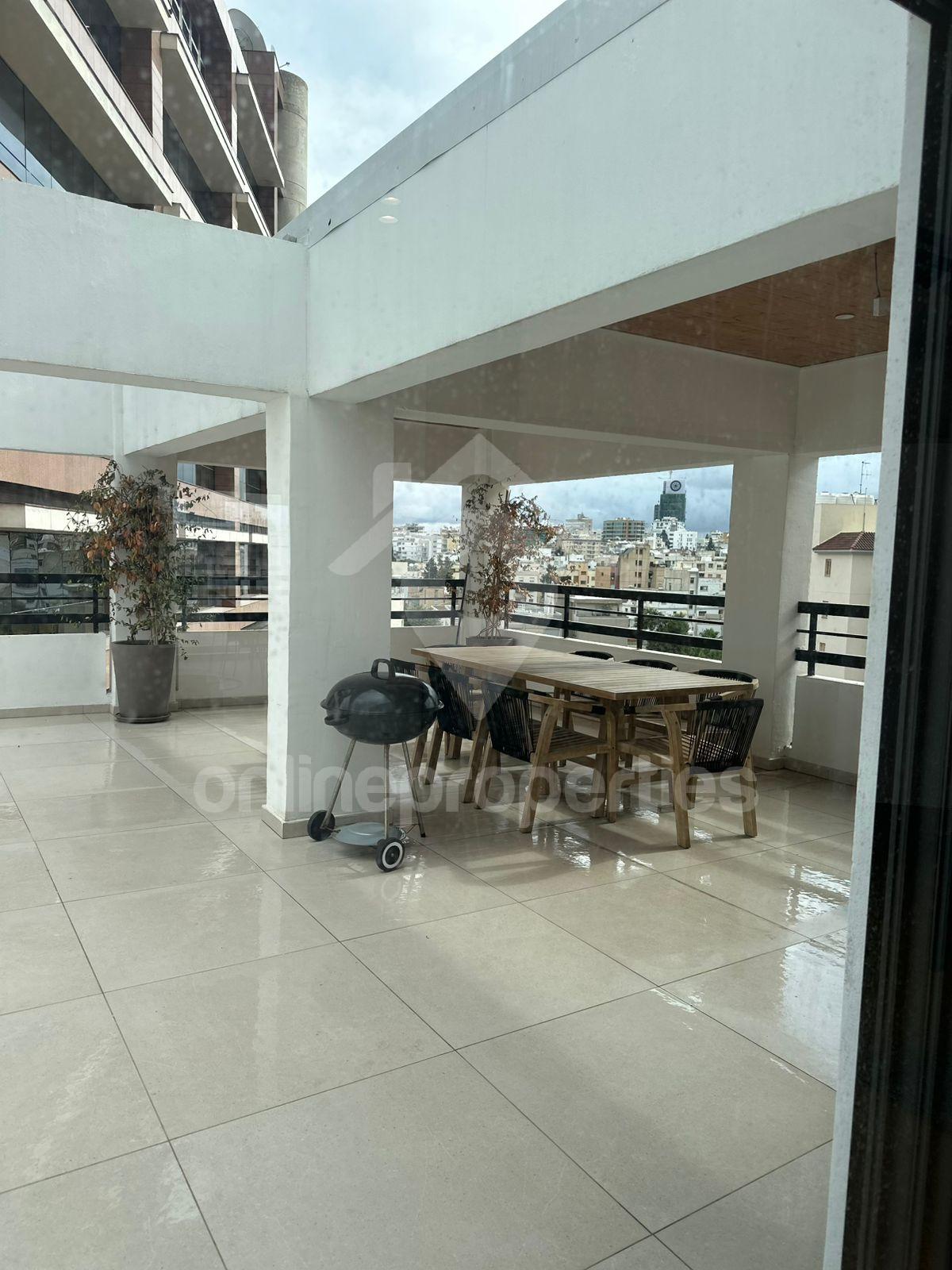 To change image, hover mouse over thumbnails below