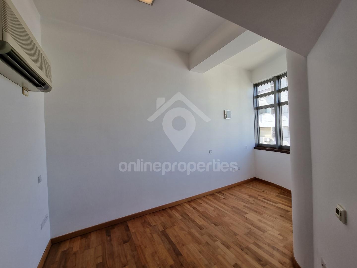 To change image, hover mouse over thumbnails below