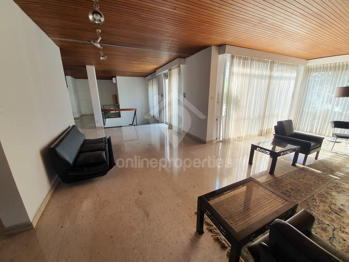 To change image, hover mouse over thumbnails below