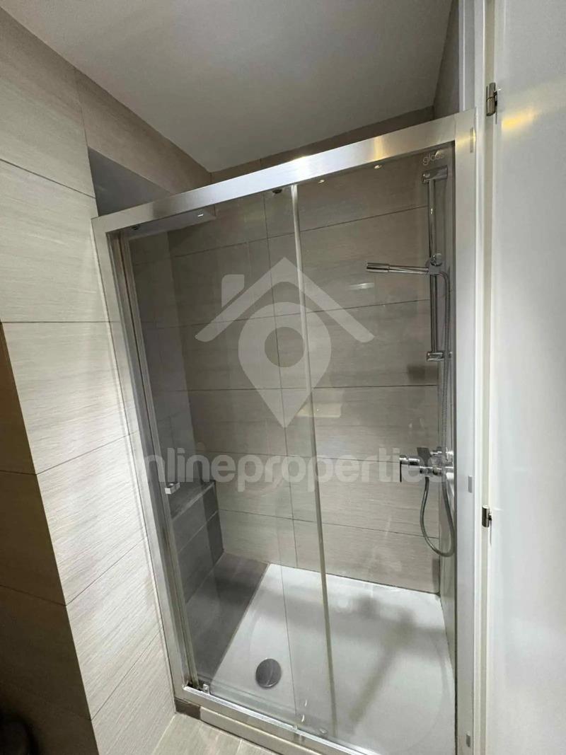 To change image, hover mouse over thumbnails below