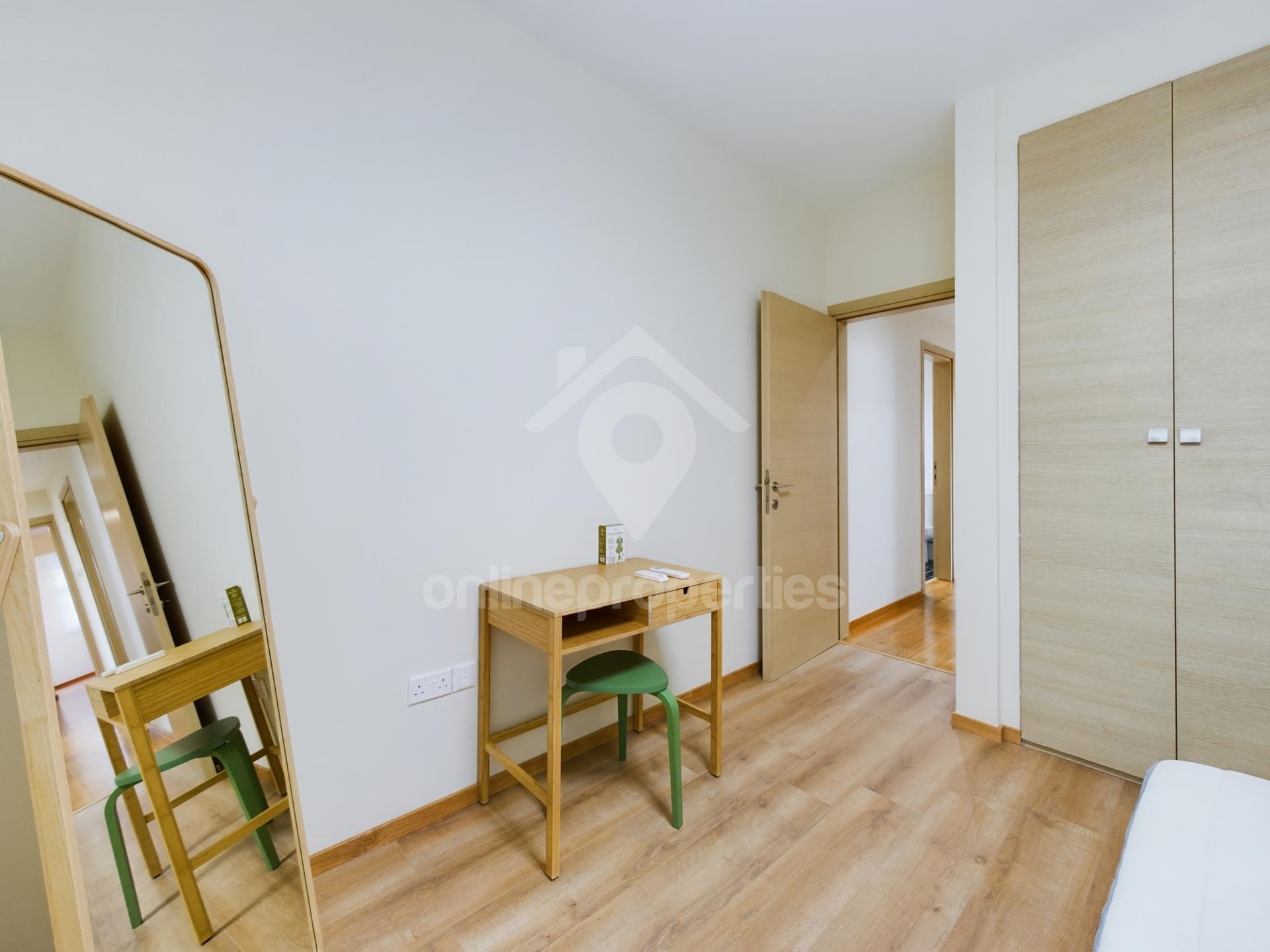 To change image, hover mouse over thumbnails below