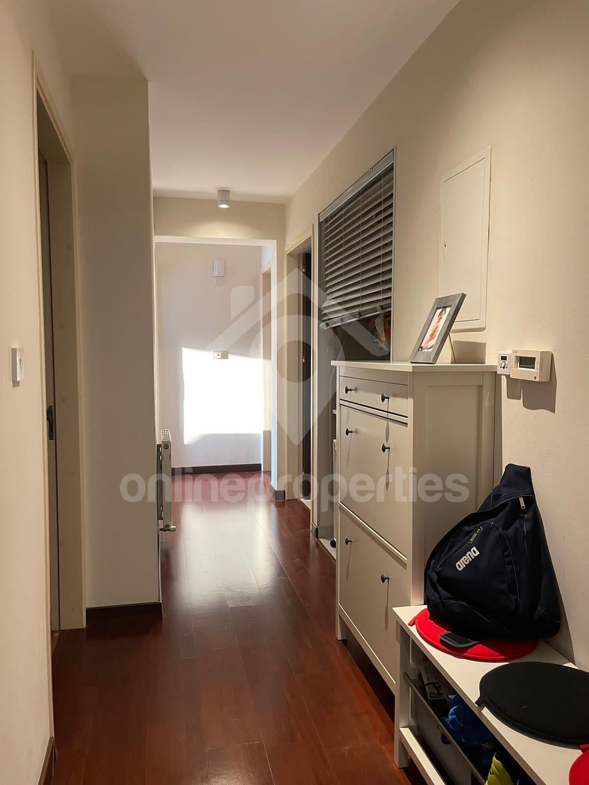 To change image, hover mouse over thumbnails below