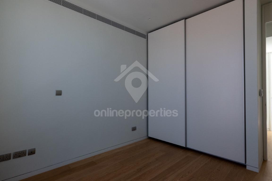 To change image, hover mouse over thumbnails below