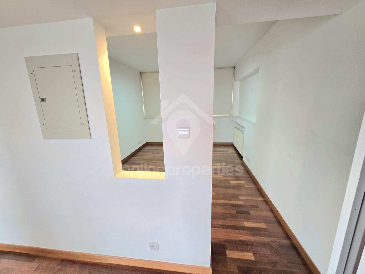 To change image, hover mouse over thumbnails below