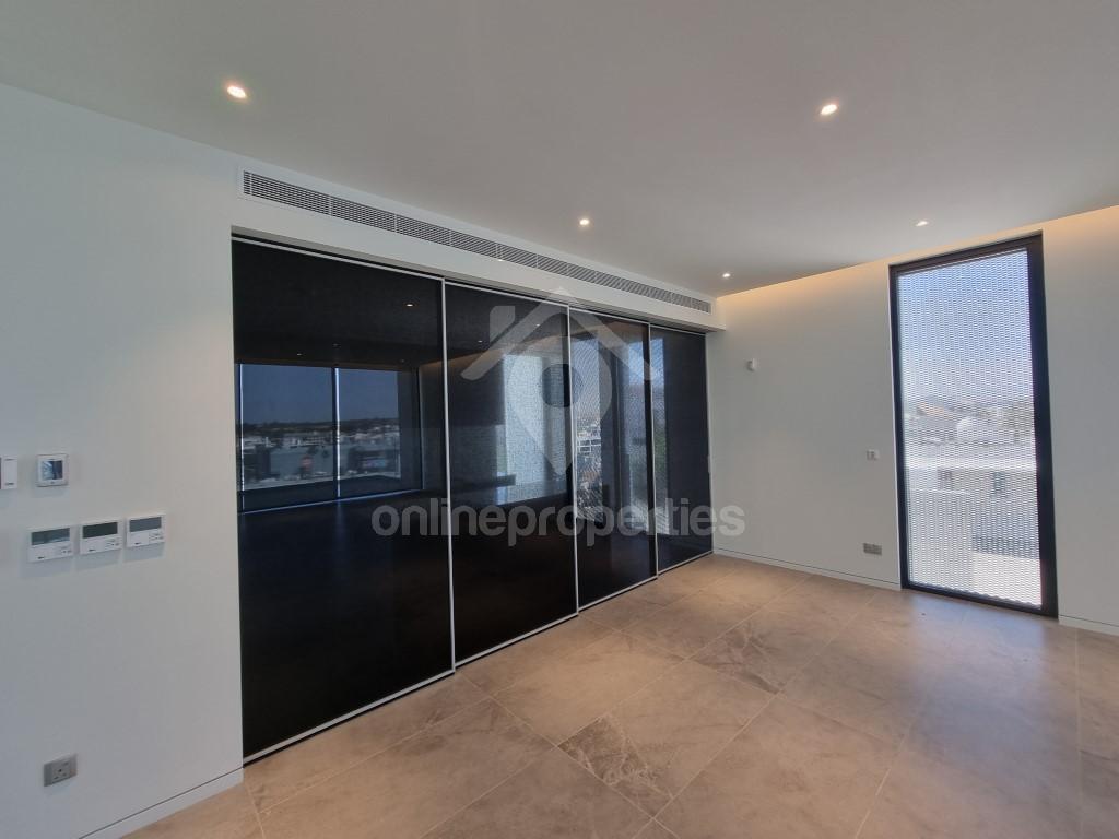 To change image, hover mouse over thumbnails below