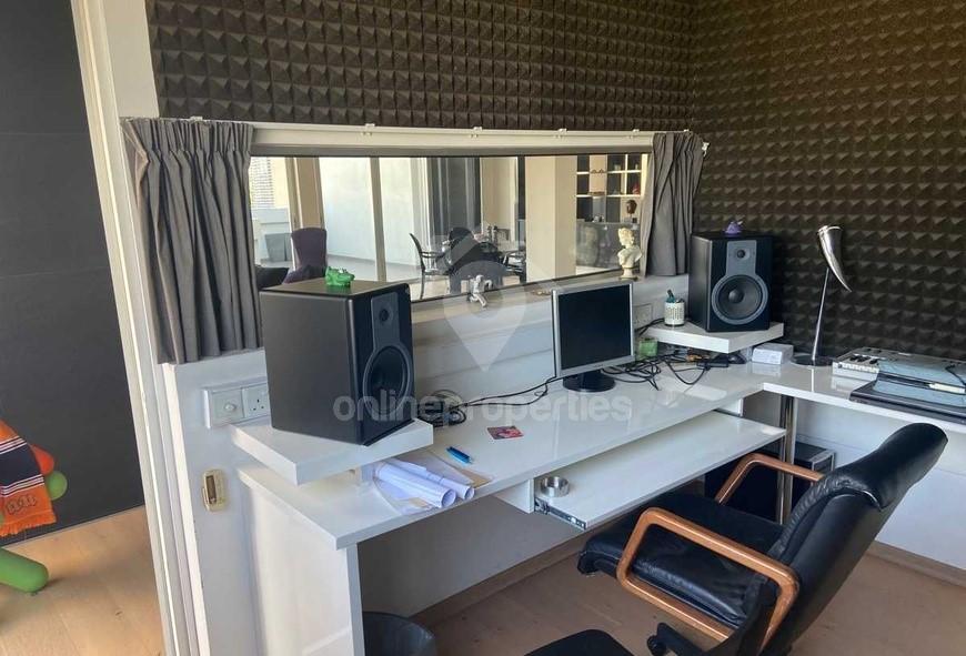 To change image, hover mouse over thumbnails below