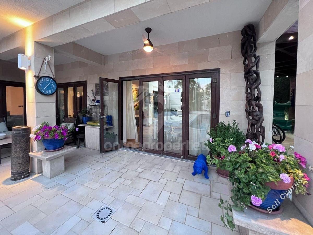 To change image, hover mouse over thumbnails below