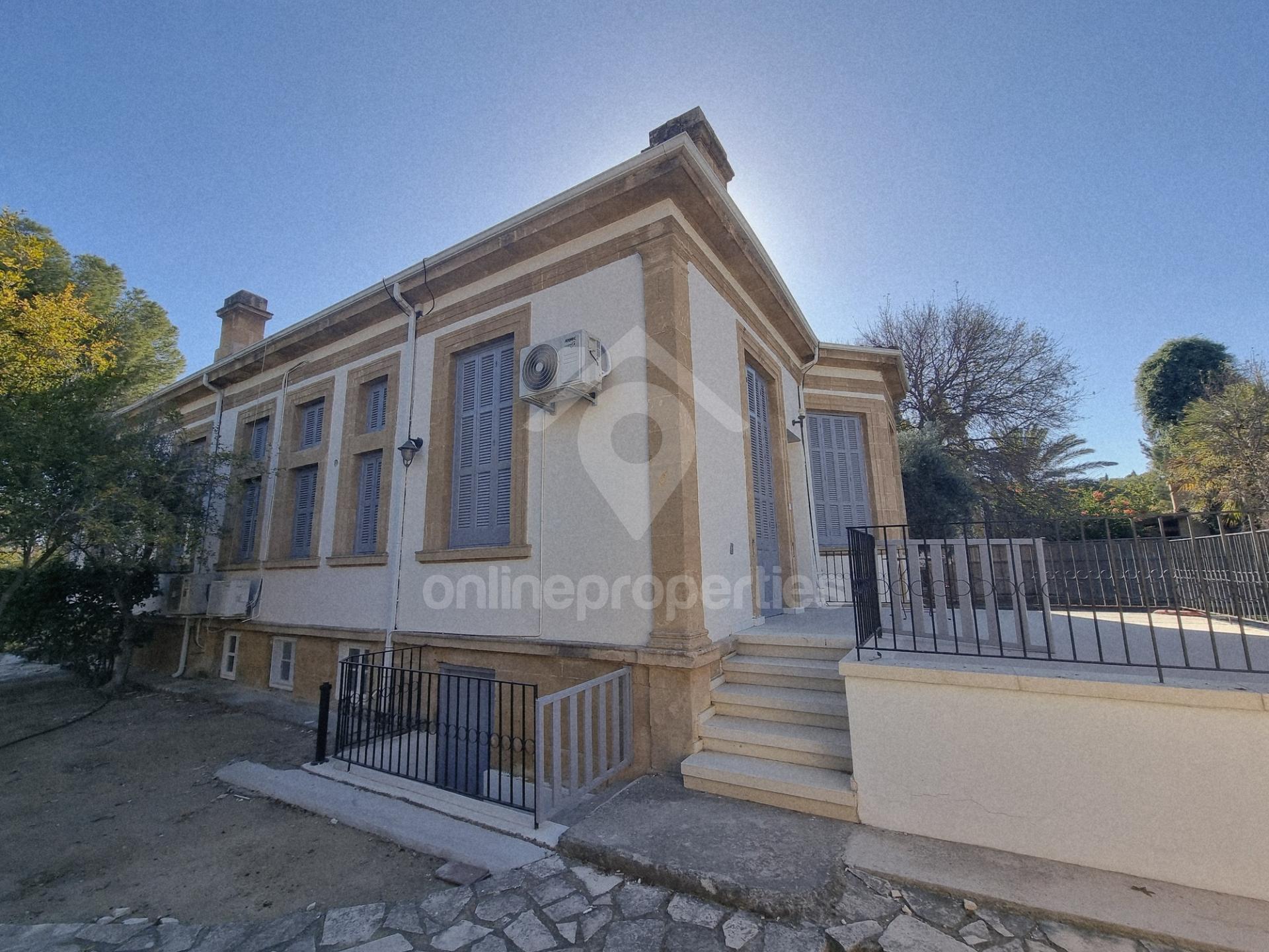 To change image, hover mouse over thumbnails below