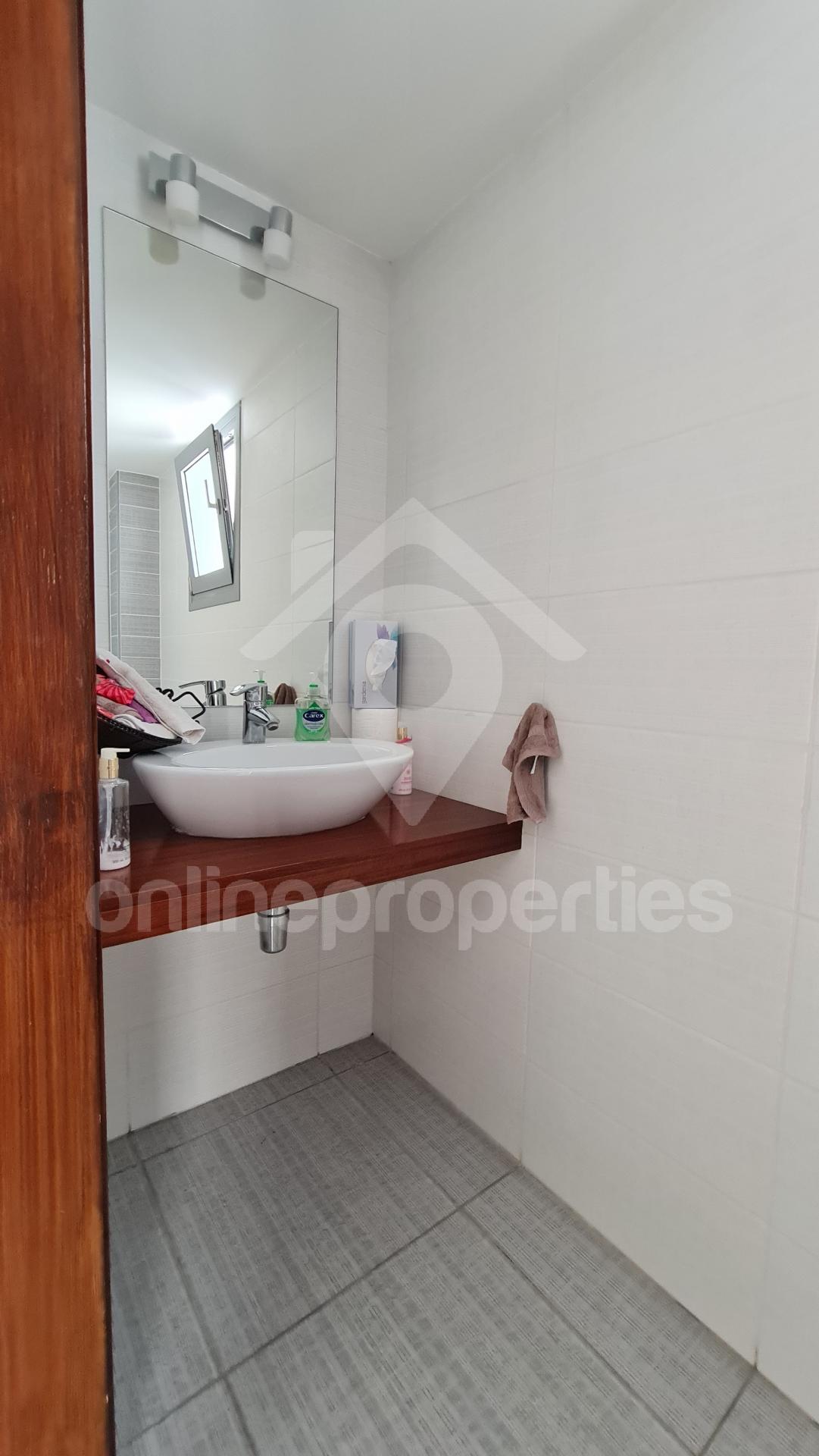 To change image, hover mouse over thumbnails below