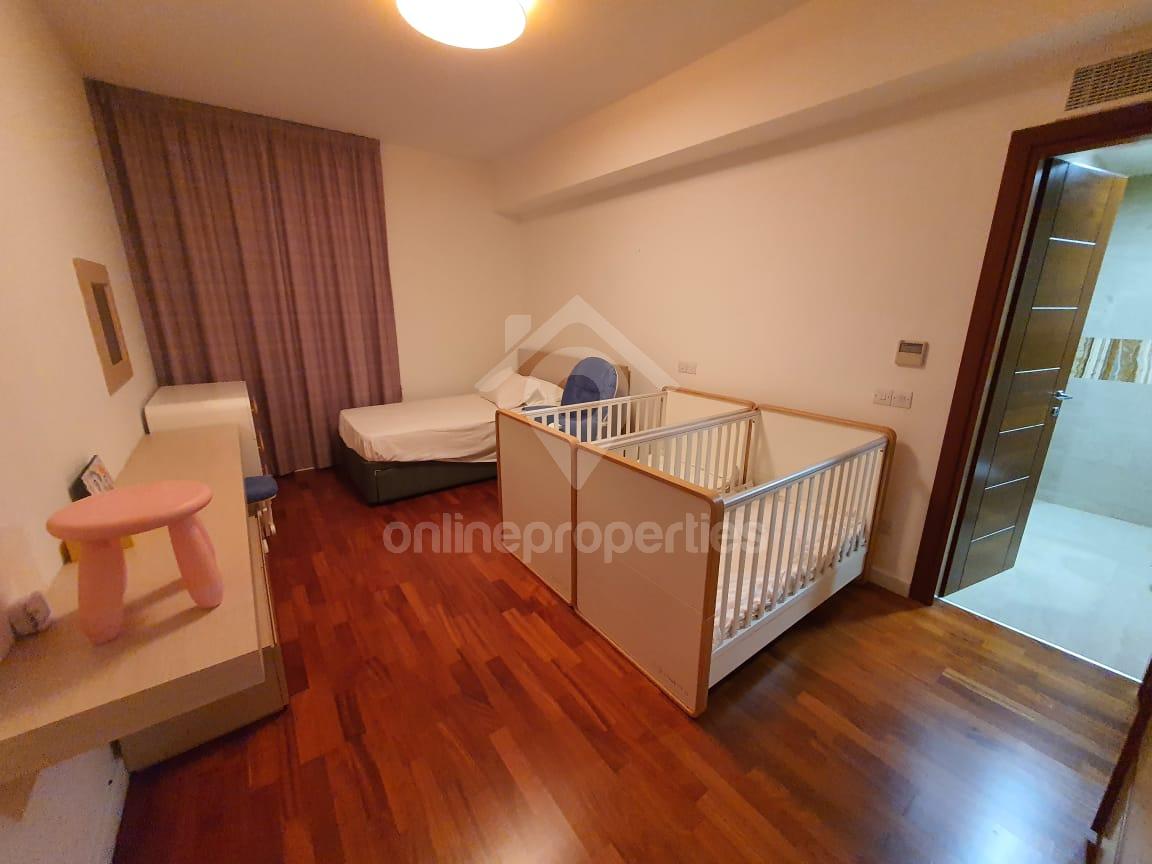 To change image, hover mouse over thumbnails below