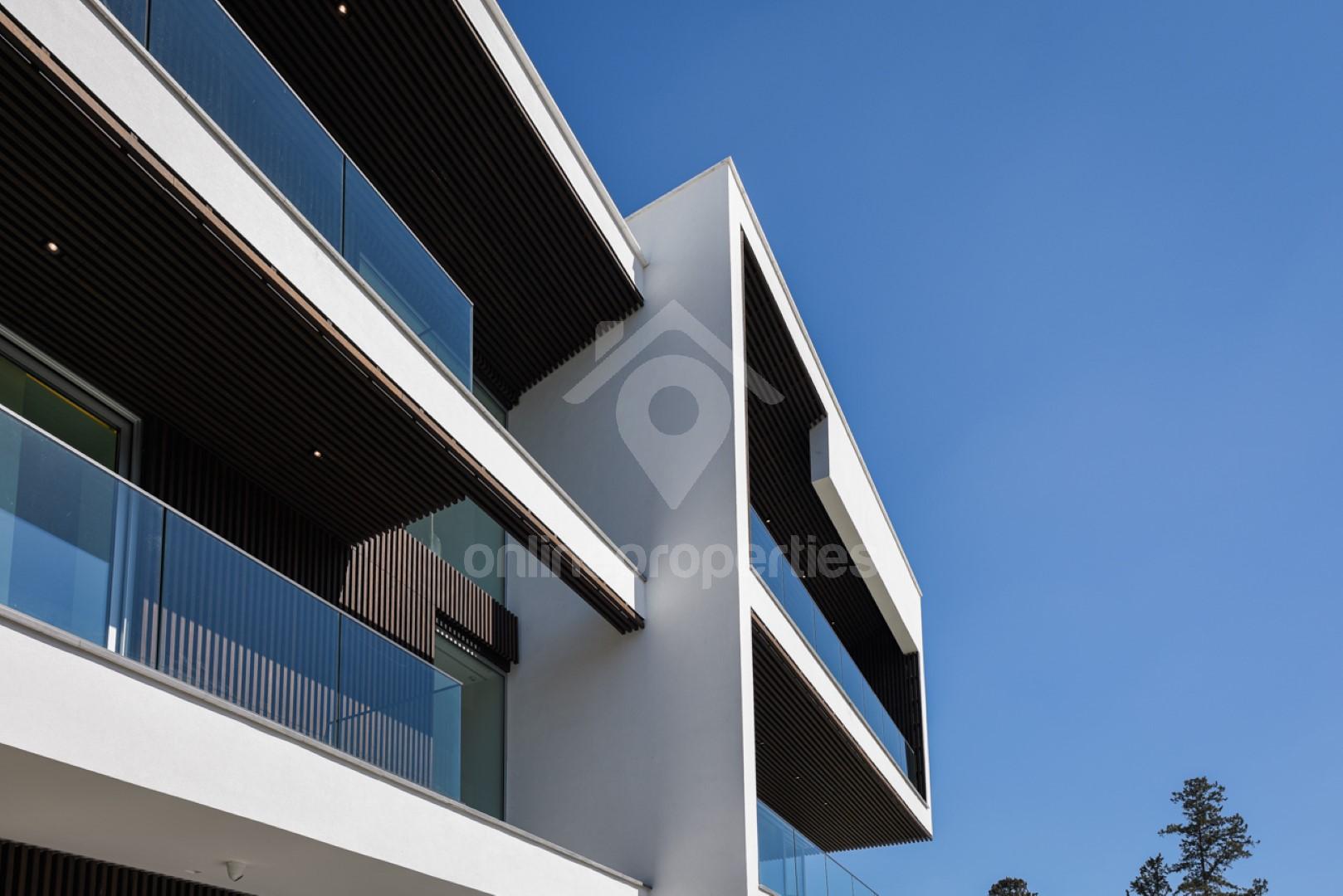 To change image, hover mouse over thumbnails below