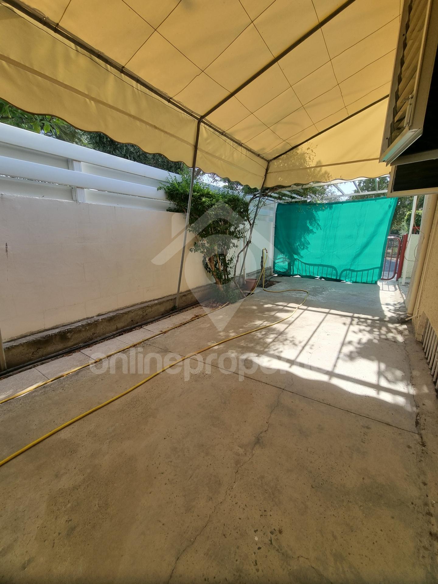 To change image, hover mouse over thumbnails below