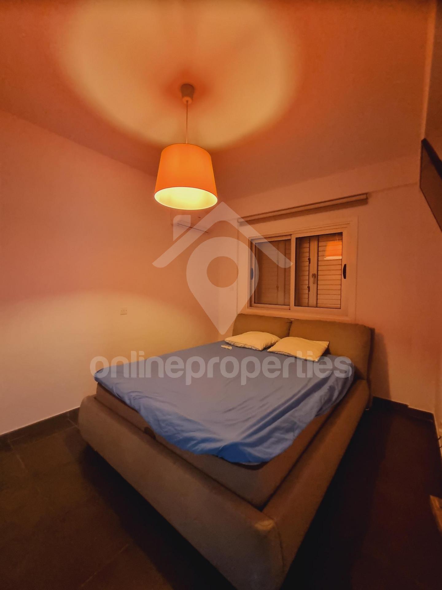 To change image, hover mouse over thumbnails below