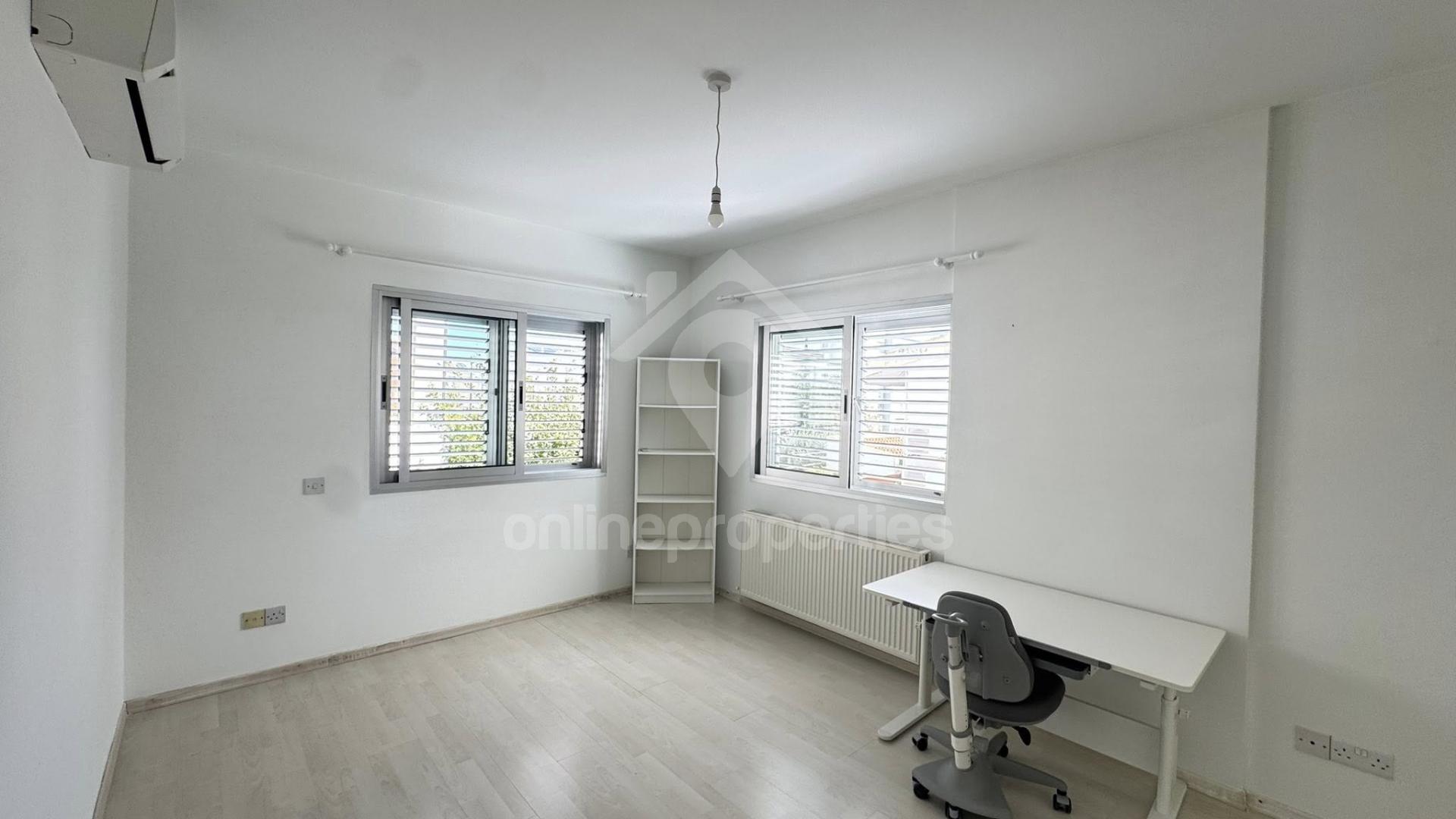 To change image, hover mouse over thumbnails below