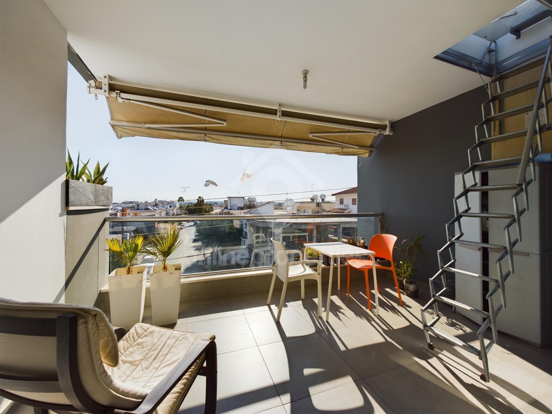 To change image, hover mouse over thumbnails below