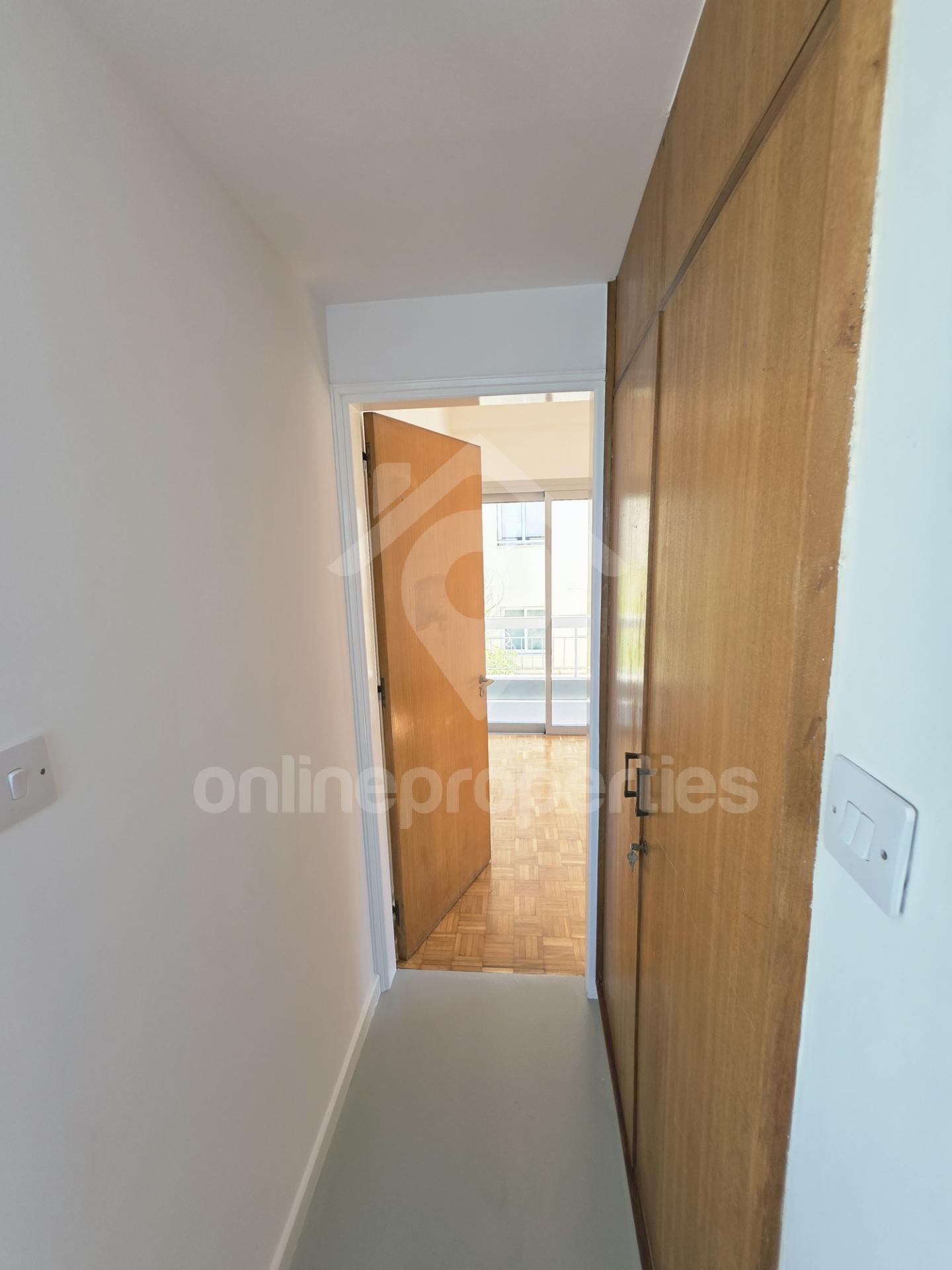 To change image, hover mouse over thumbnails below