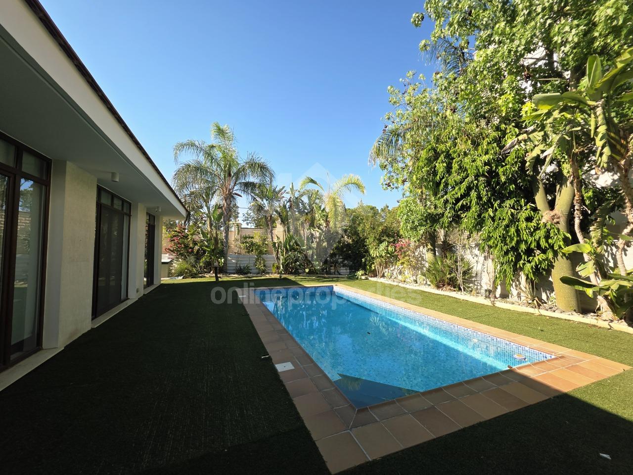 To change image, hover mouse over thumbnails below