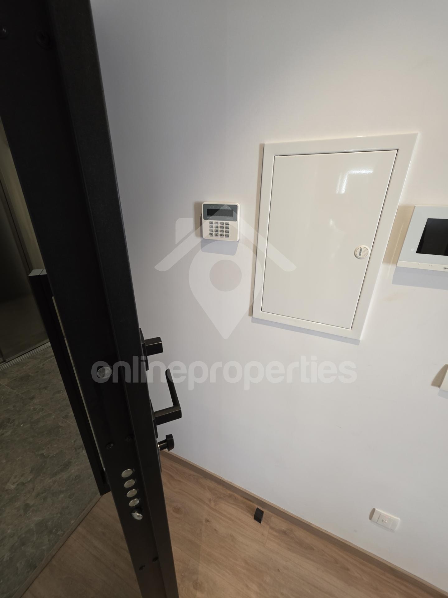 To change image, hover mouse over thumbnails below