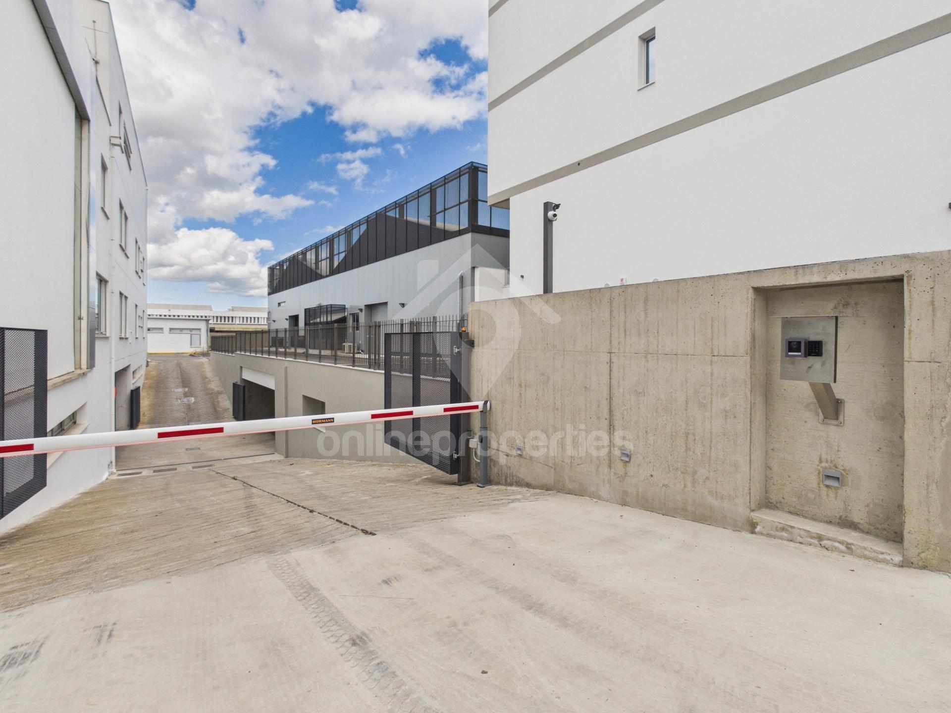 To change image, hover mouse over thumbnails below