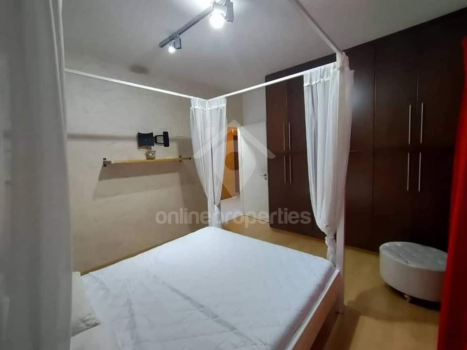 To change image, hover mouse over thumbnails below