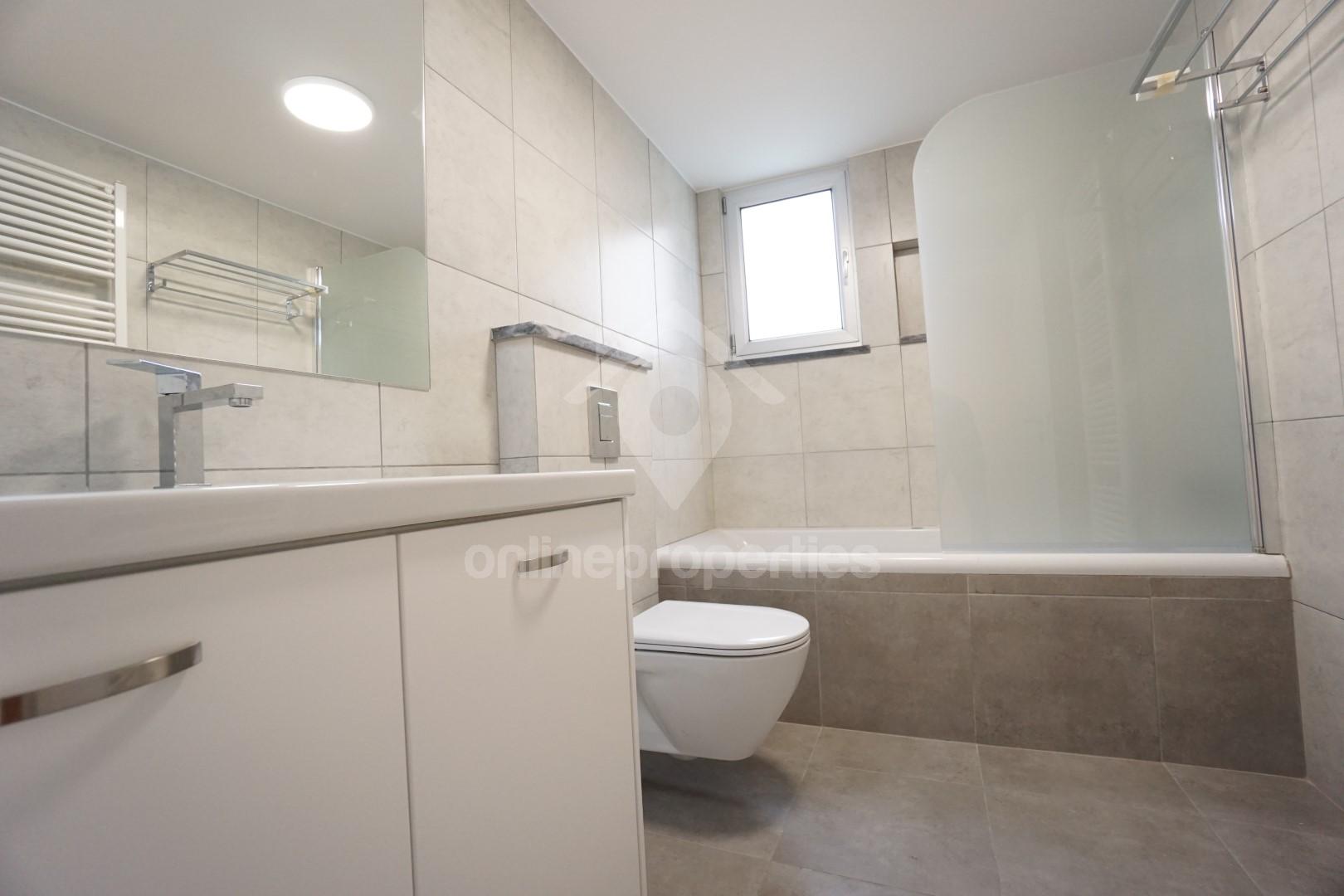 To change image, hover mouse over thumbnails below