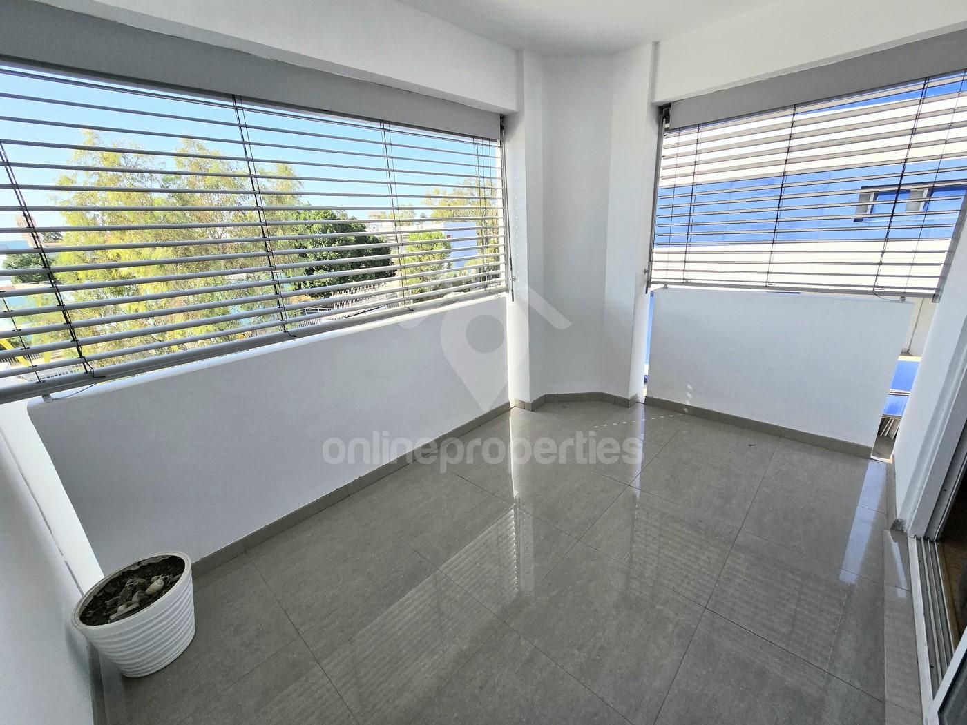 To change image, hover mouse over thumbnails below