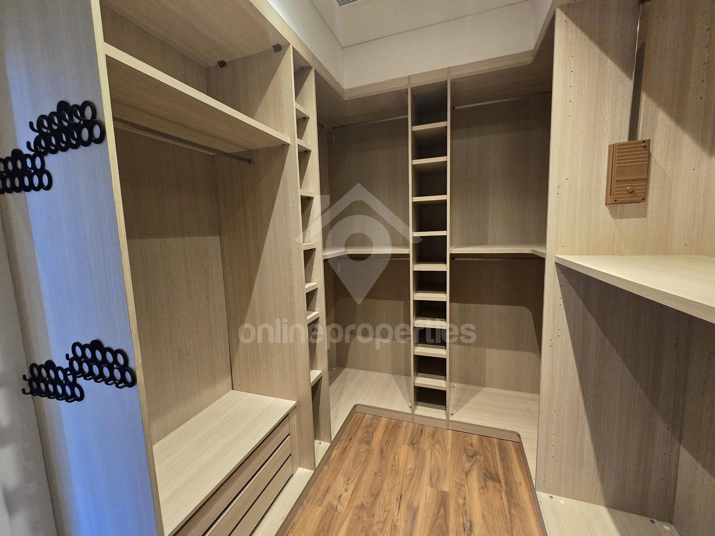 To change image, hover mouse over thumbnails below