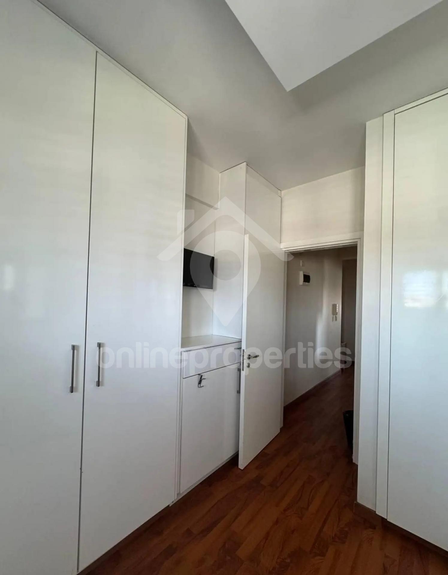 To change image, hover mouse over thumbnails below