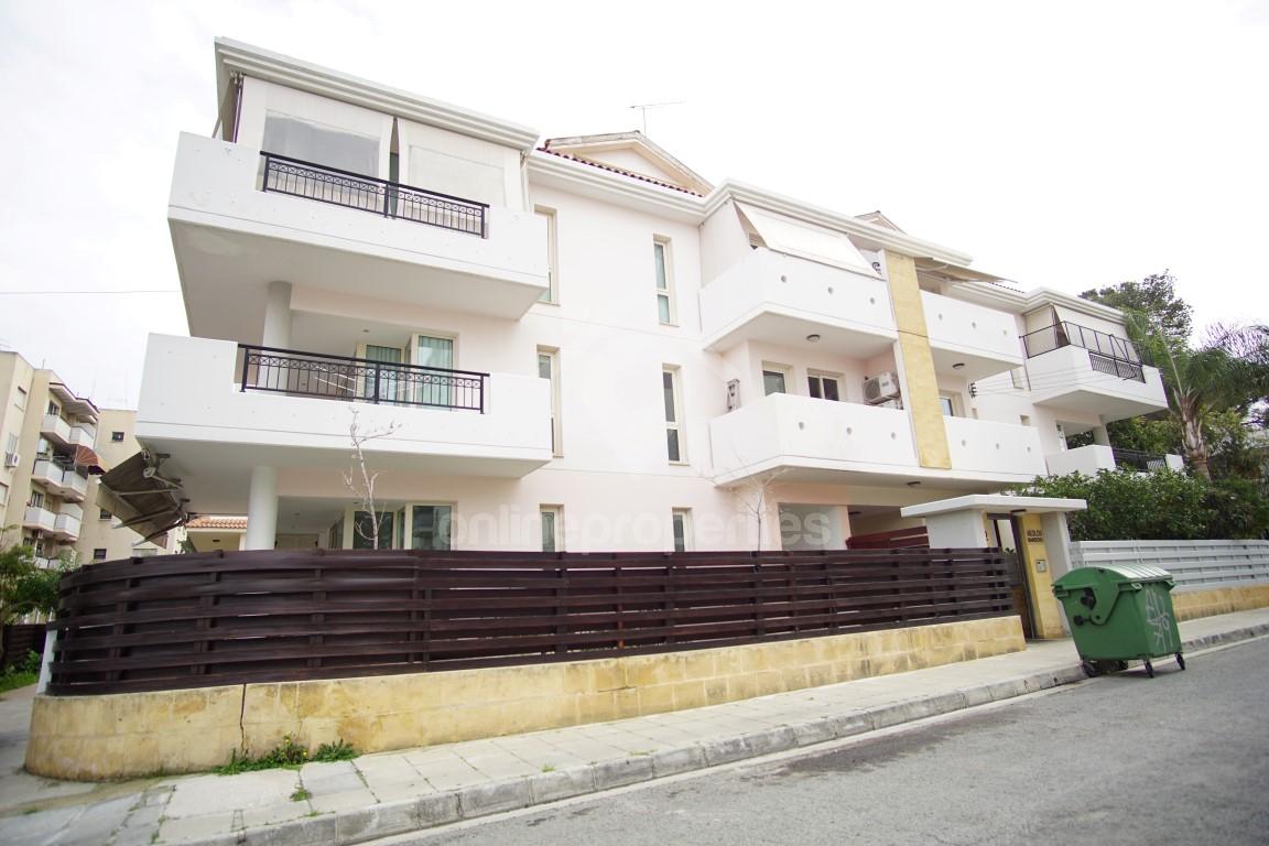 To change image, hover mouse over thumbnails below