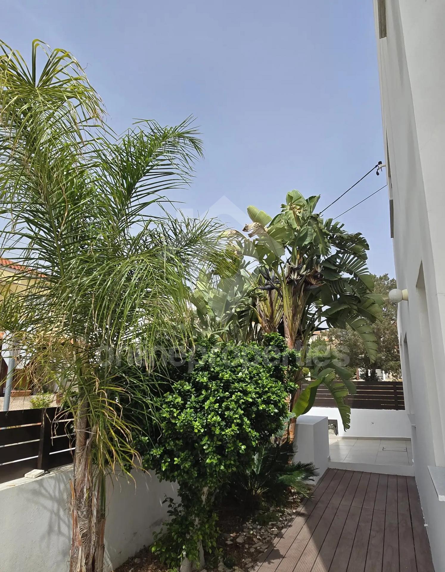 To change image, hover mouse over thumbnails below