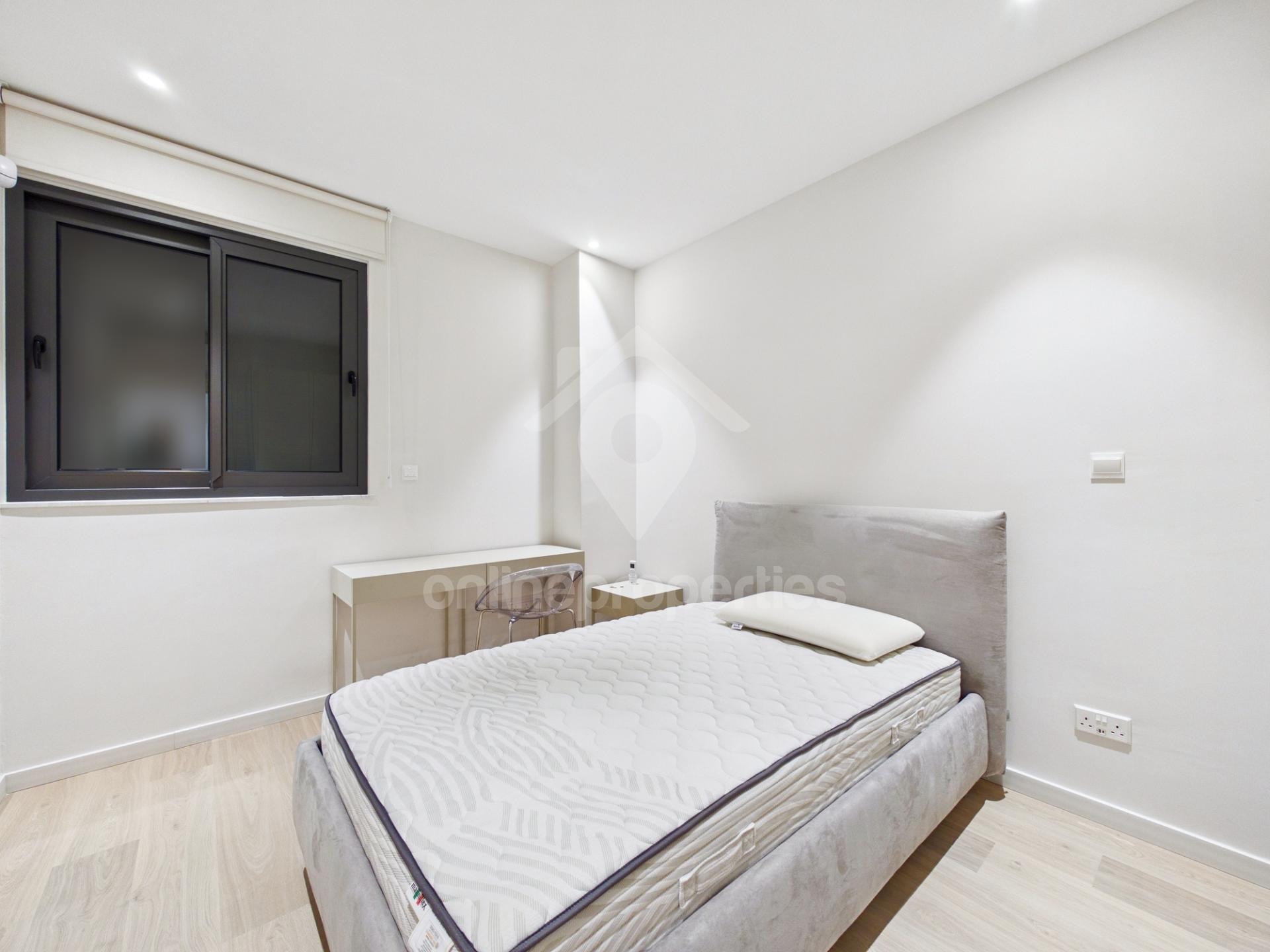 To change image, hover mouse over thumbnails below