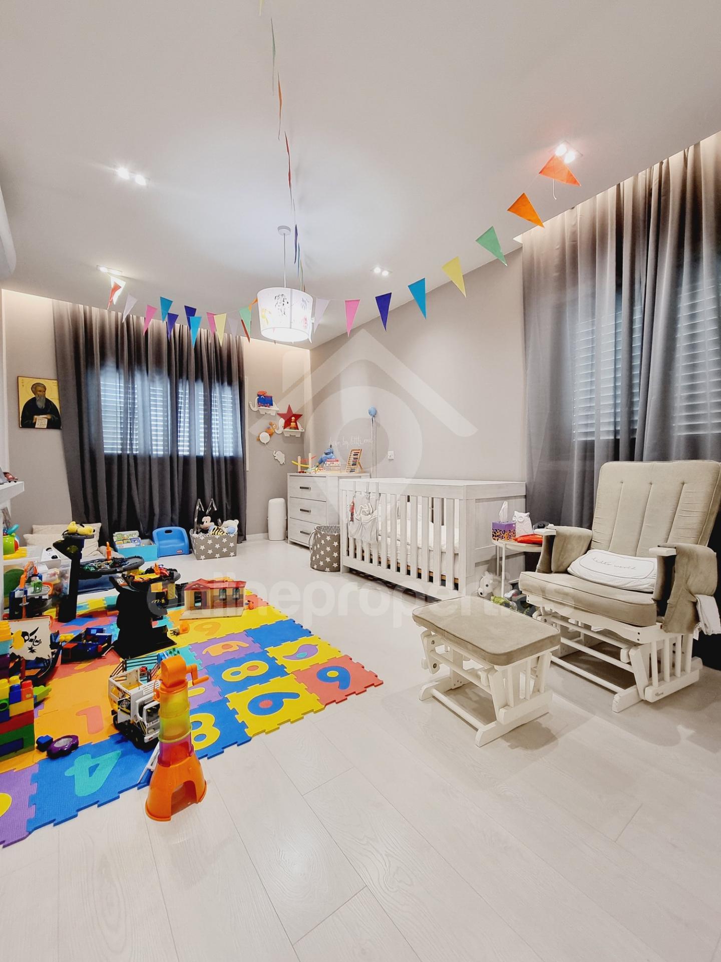 To change image, hover mouse over thumbnails below