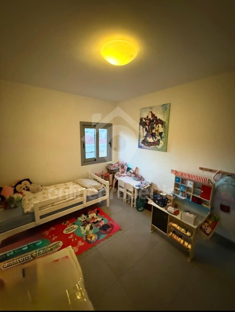 To change image, hover mouse over thumbnails below