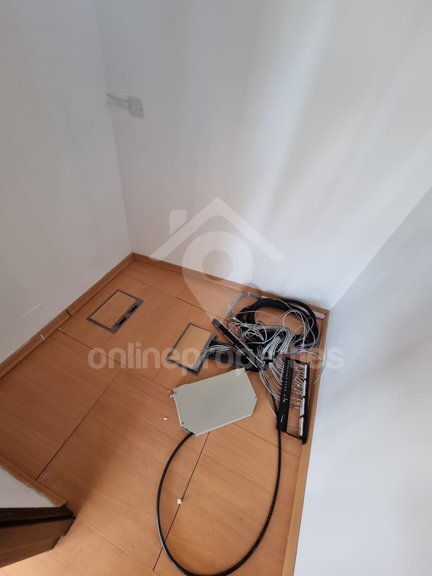 To change image, hover mouse over thumbnails below