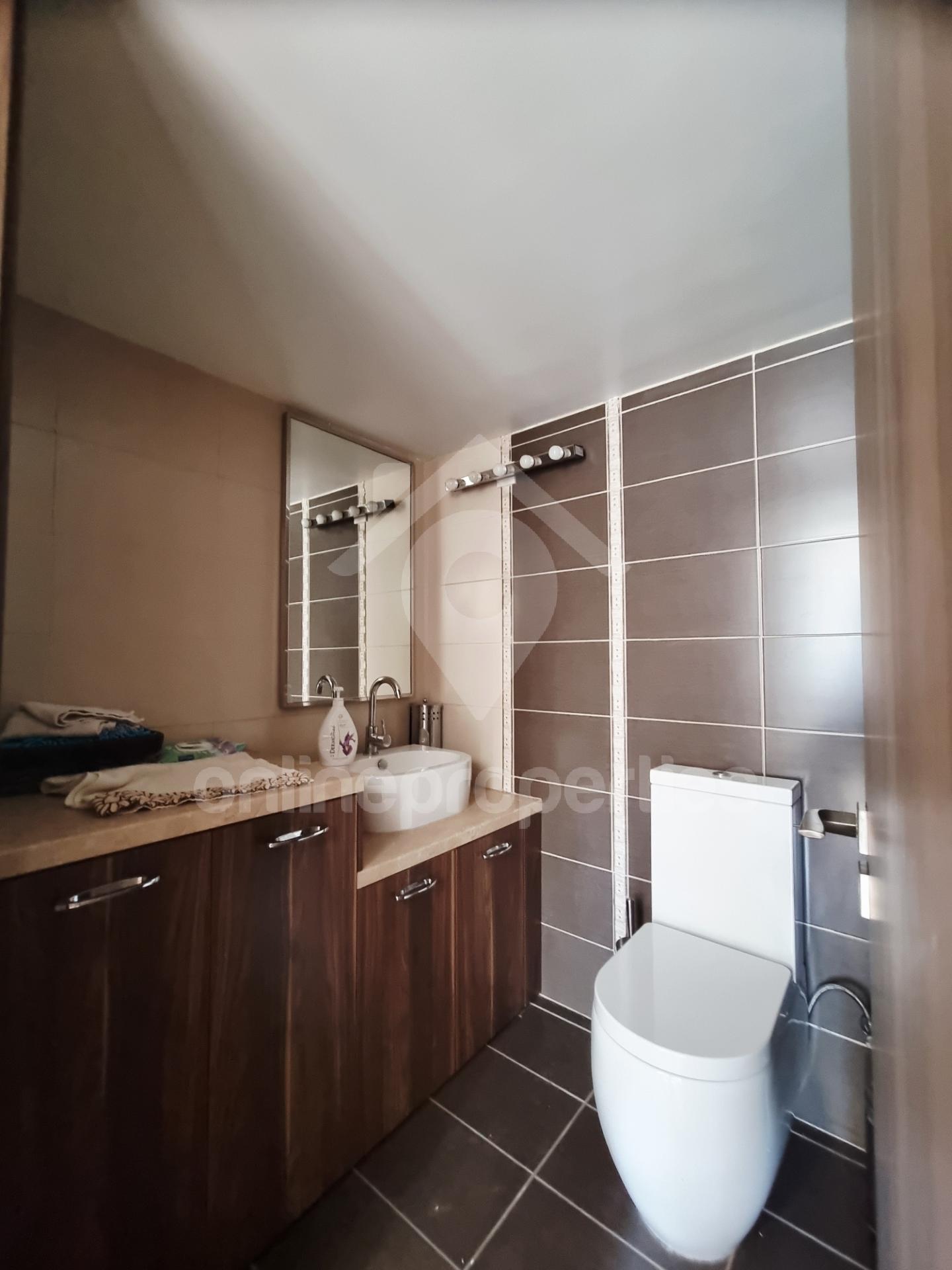 To change image, hover mouse over thumbnails below