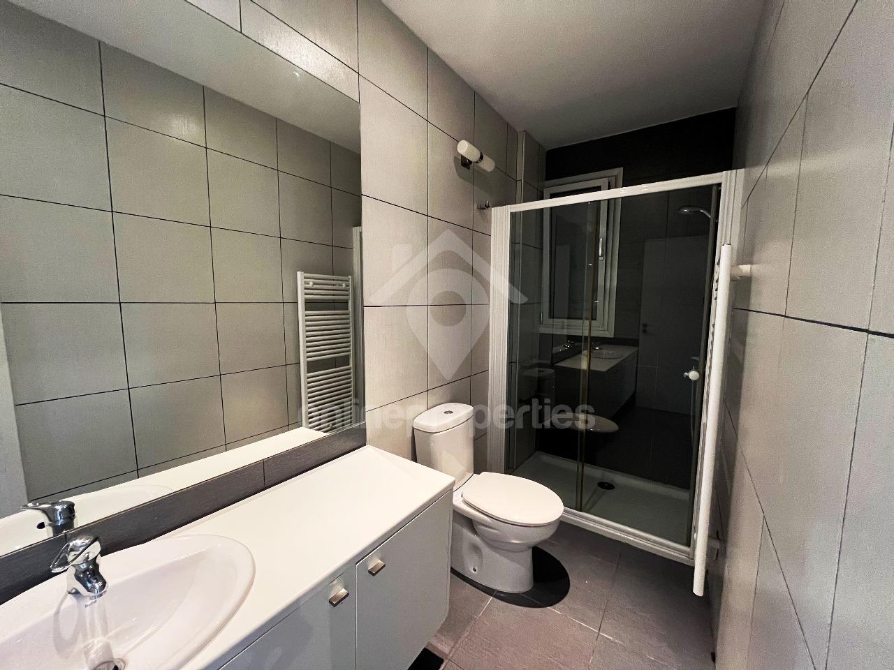 To change image, hover mouse over thumbnails below