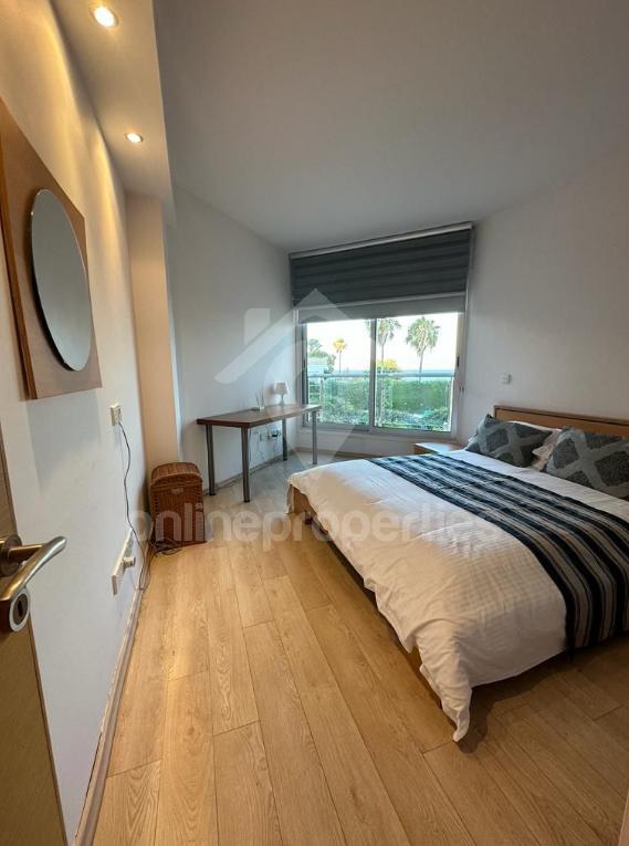 To change image, hover mouse over thumbnails below