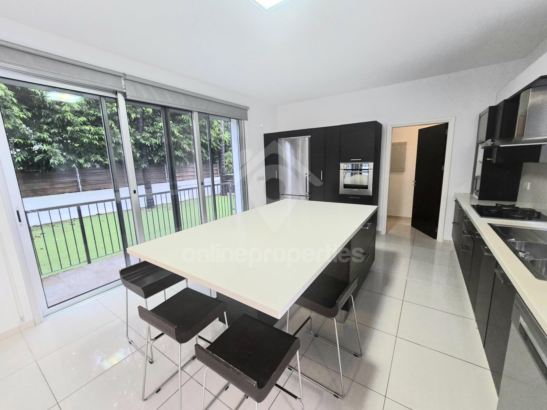 To change image, hover mouse over thumbnails below