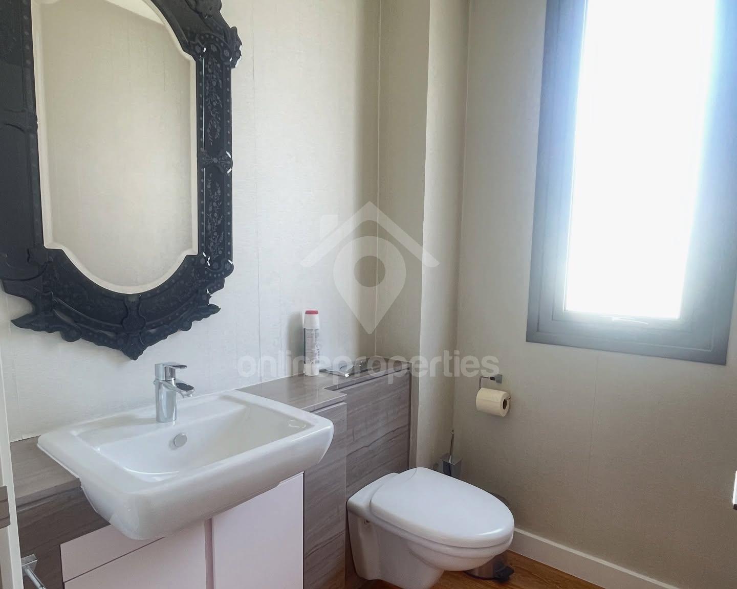 To change image, hover mouse over thumbnails below