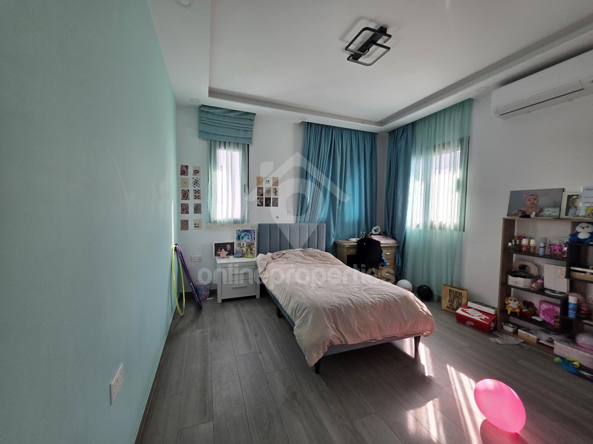 To change image, hover mouse over thumbnails below