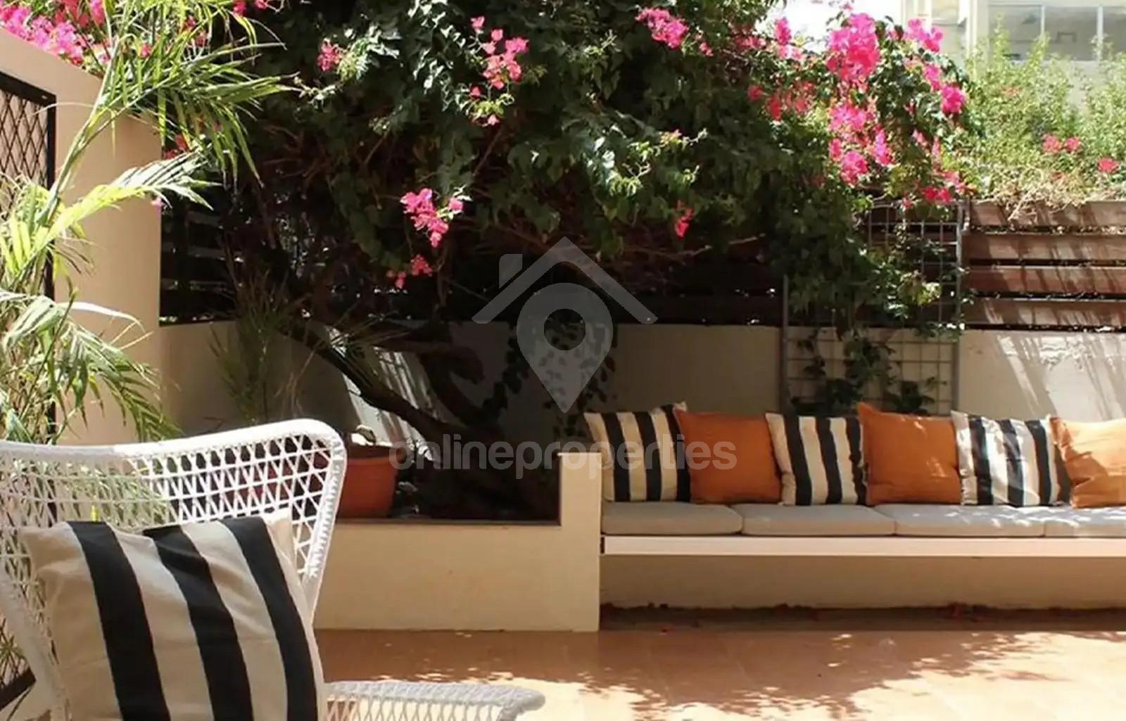 To change image, hover mouse over thumbnails below