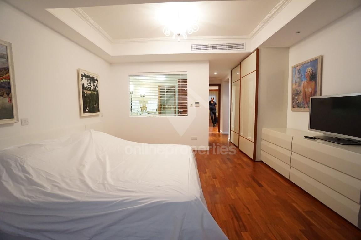 To change image, hover mouse over thumbnails below