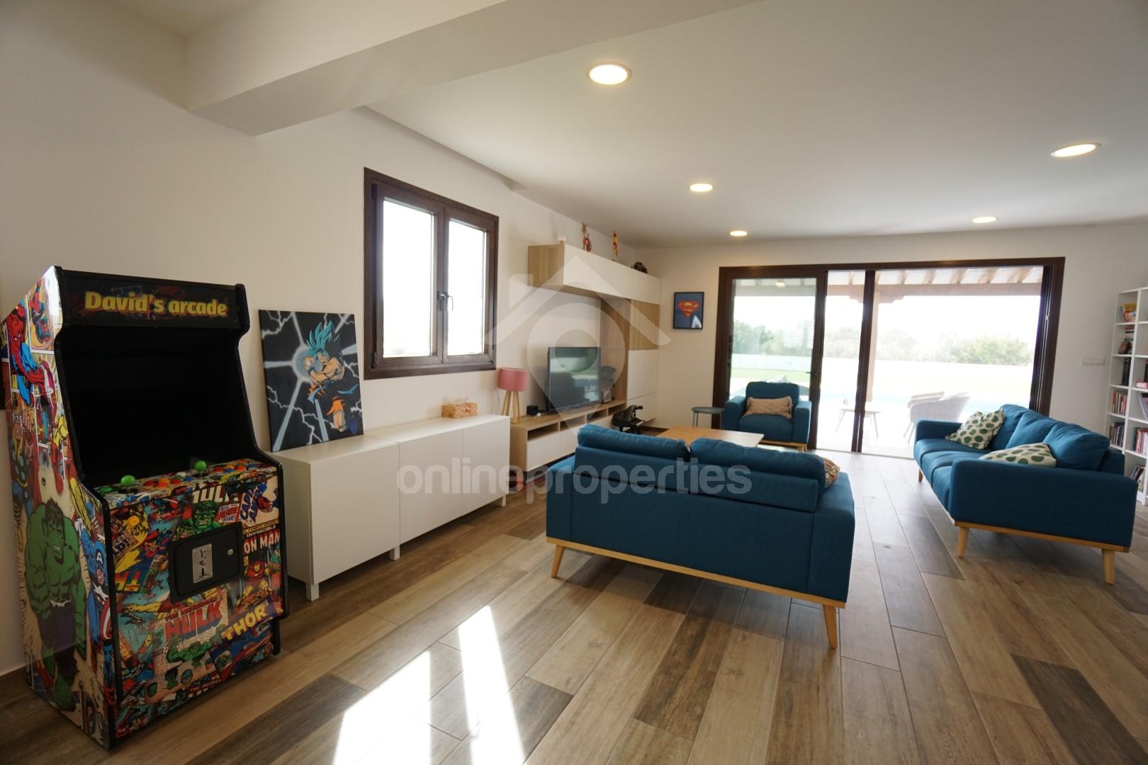 To change image, hover mouse over thumbnails below