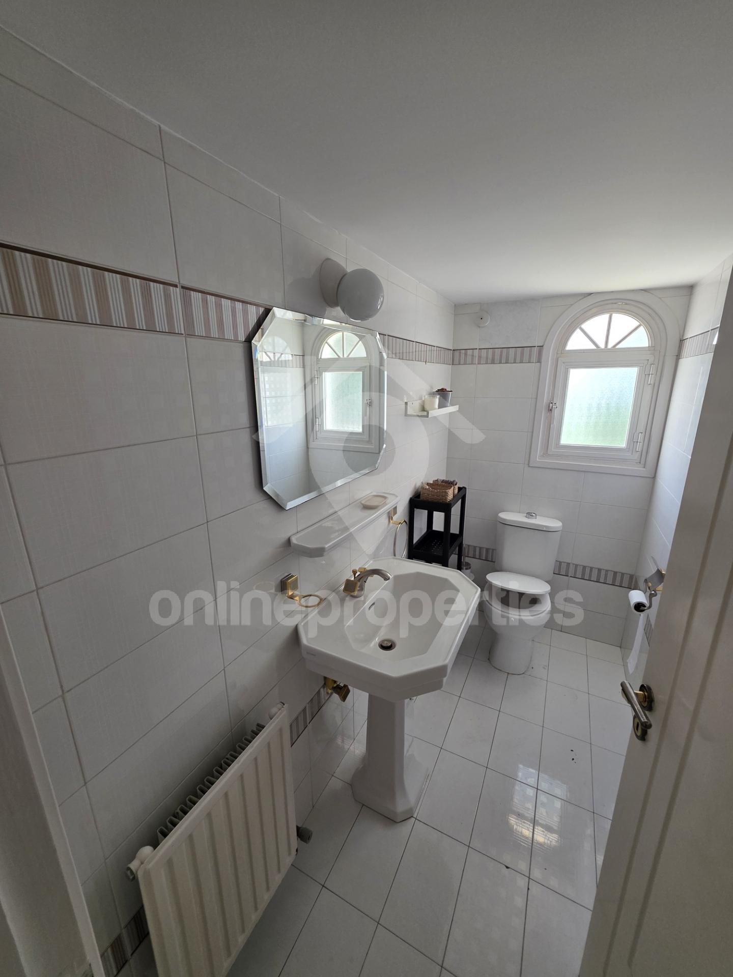 To change image, hover mouse over thumbnails below