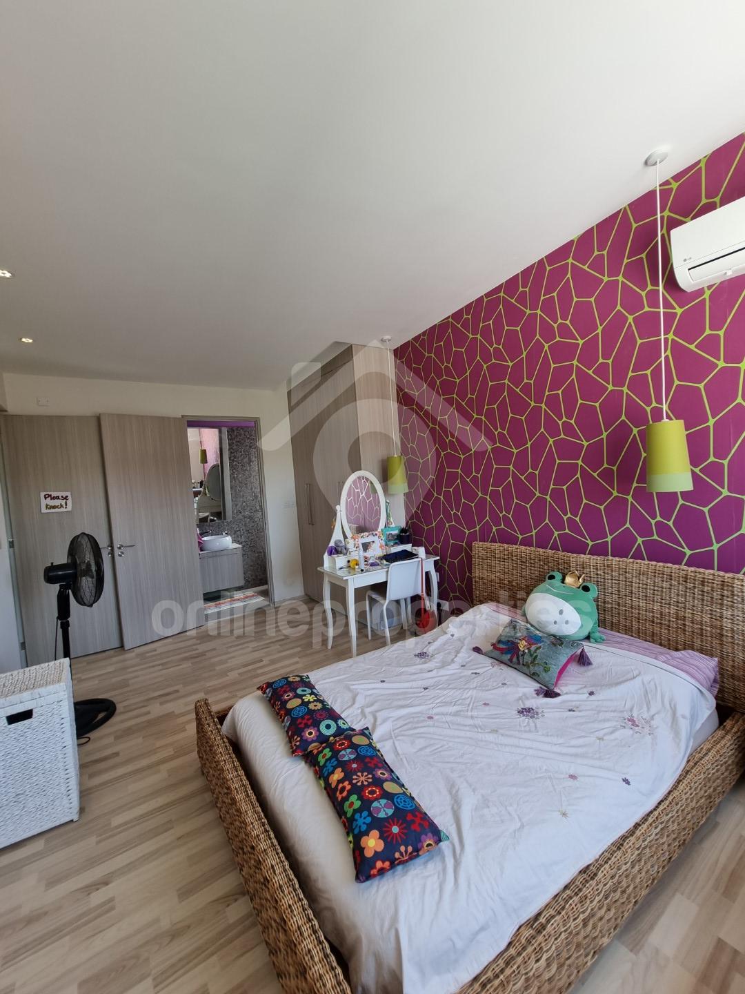 To change image, hover mouse over thumbnails below