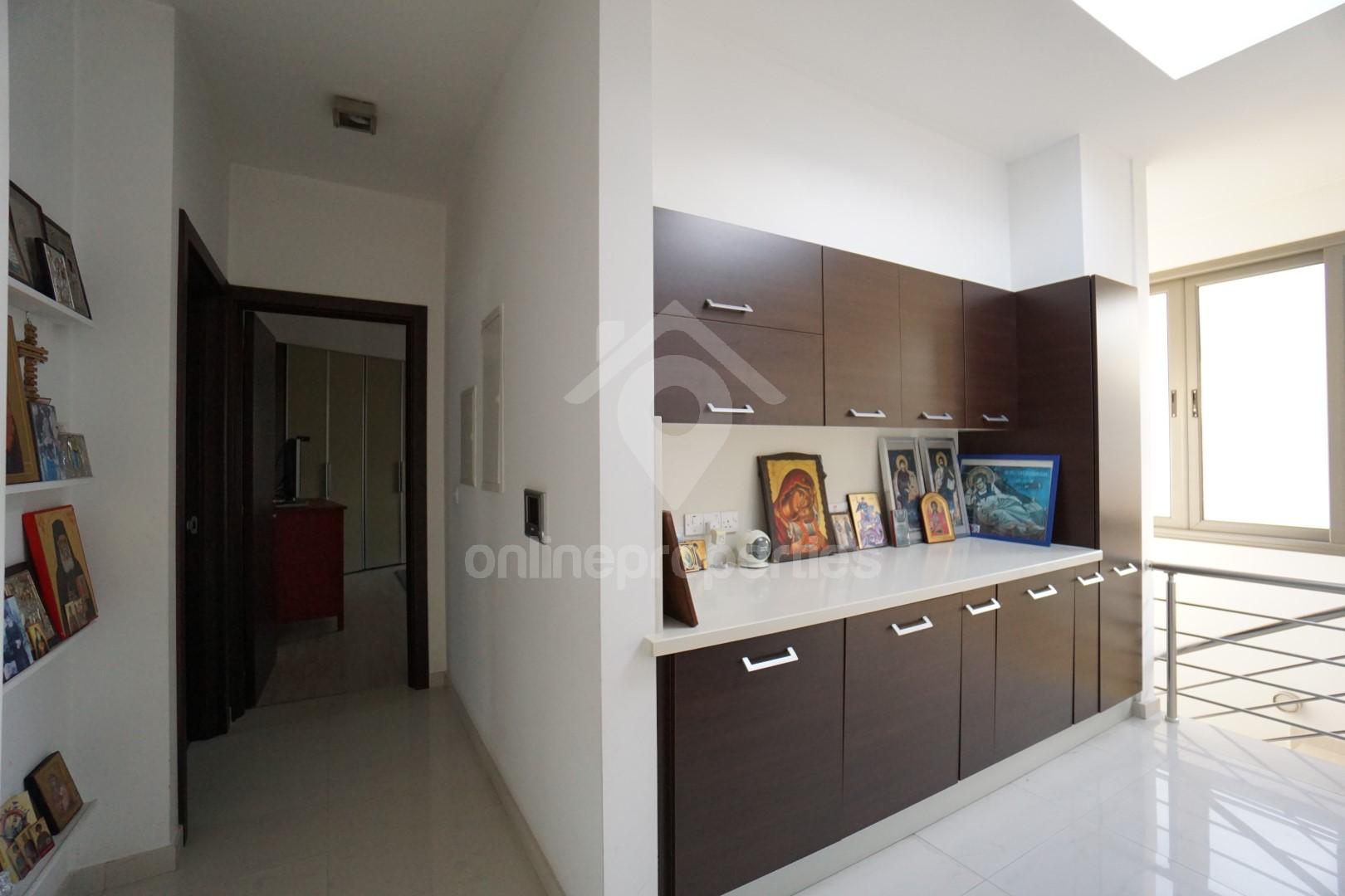 To change image, hover mouse over thumbnails below