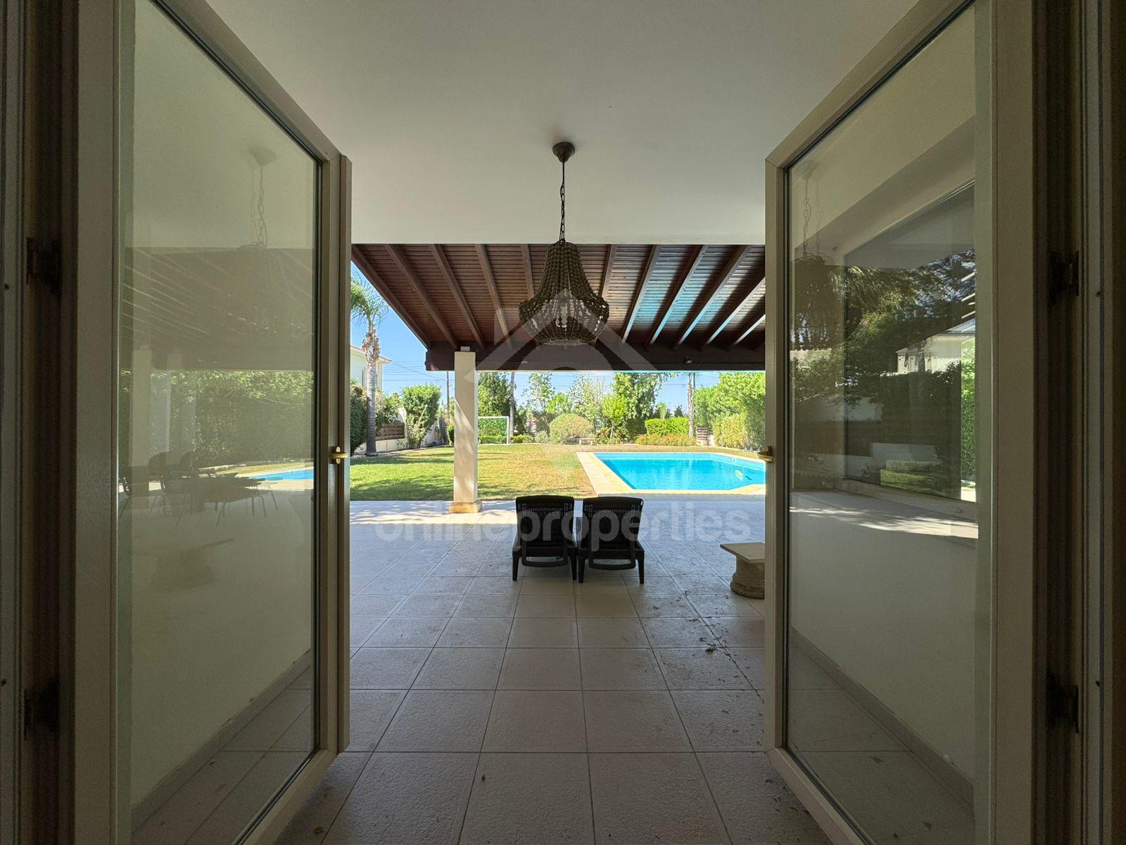 To change image, hover mouse over thumbnails below