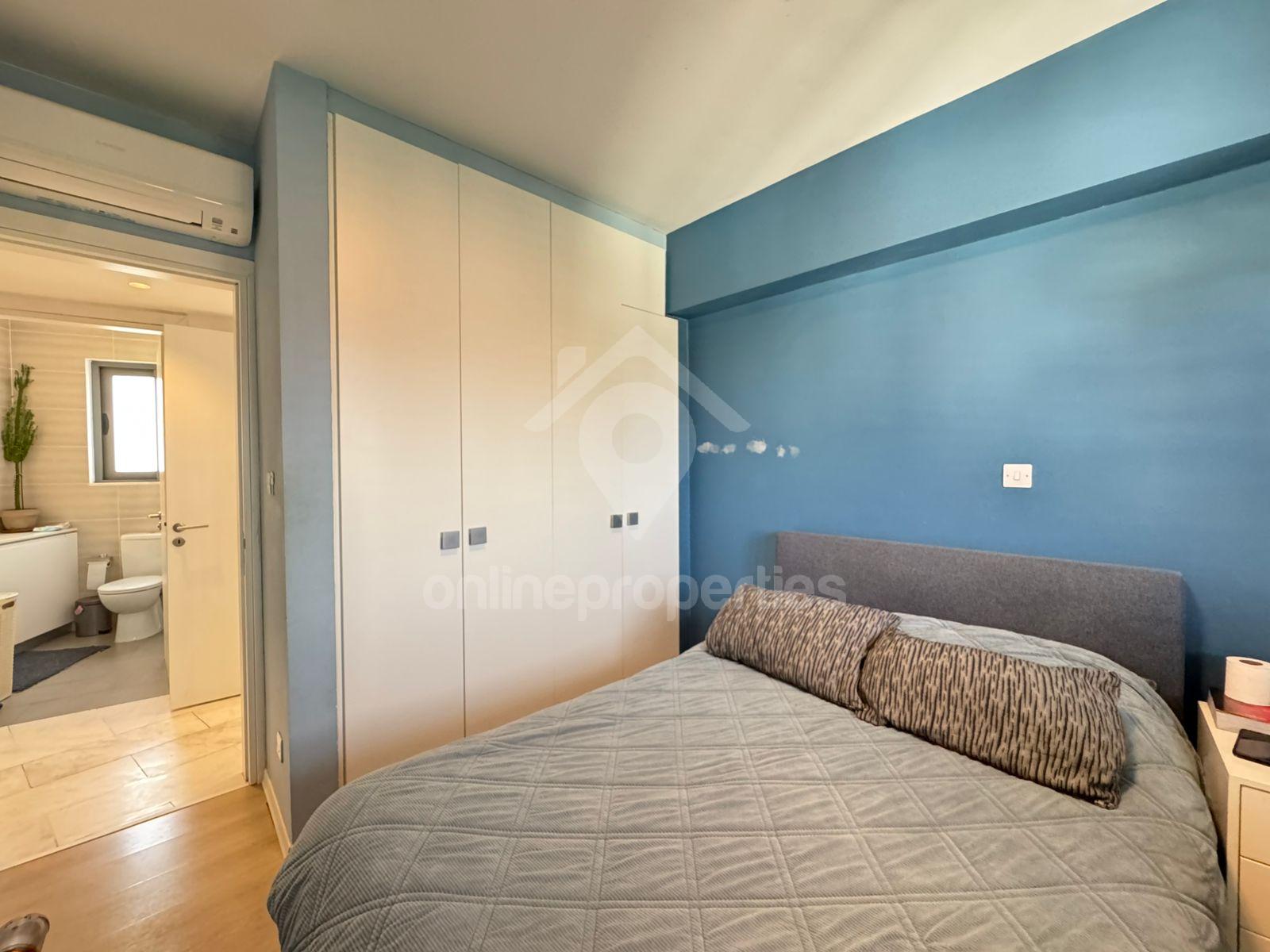 To change image, hover mouse over thumbnails below