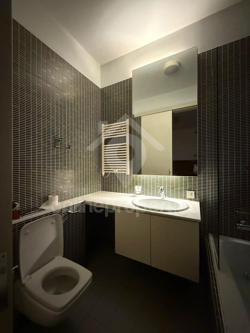 To change image, hover mouse over thumbnails below